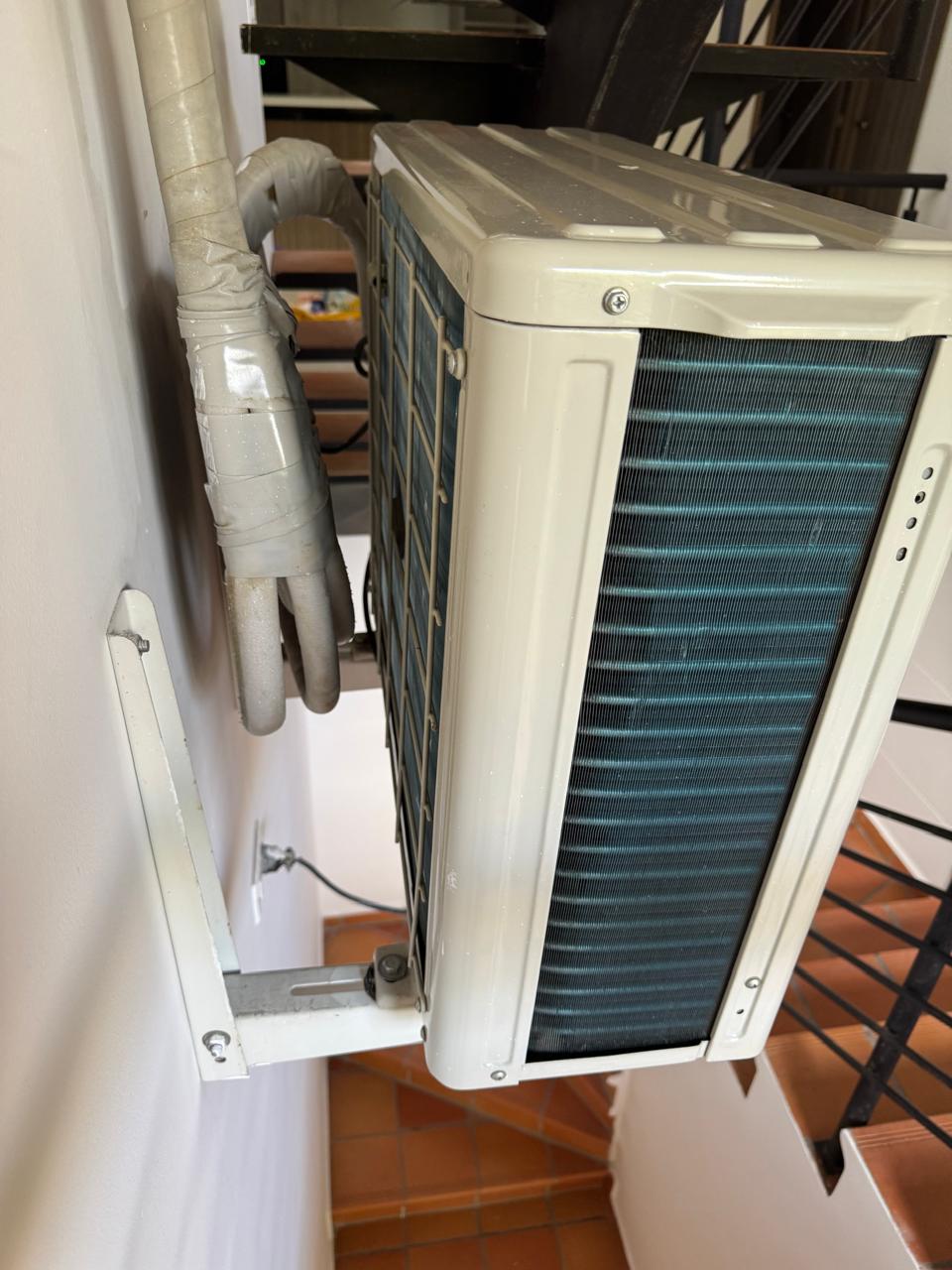 Instalación de unidad condensadora de aire acondicionado por Frío King