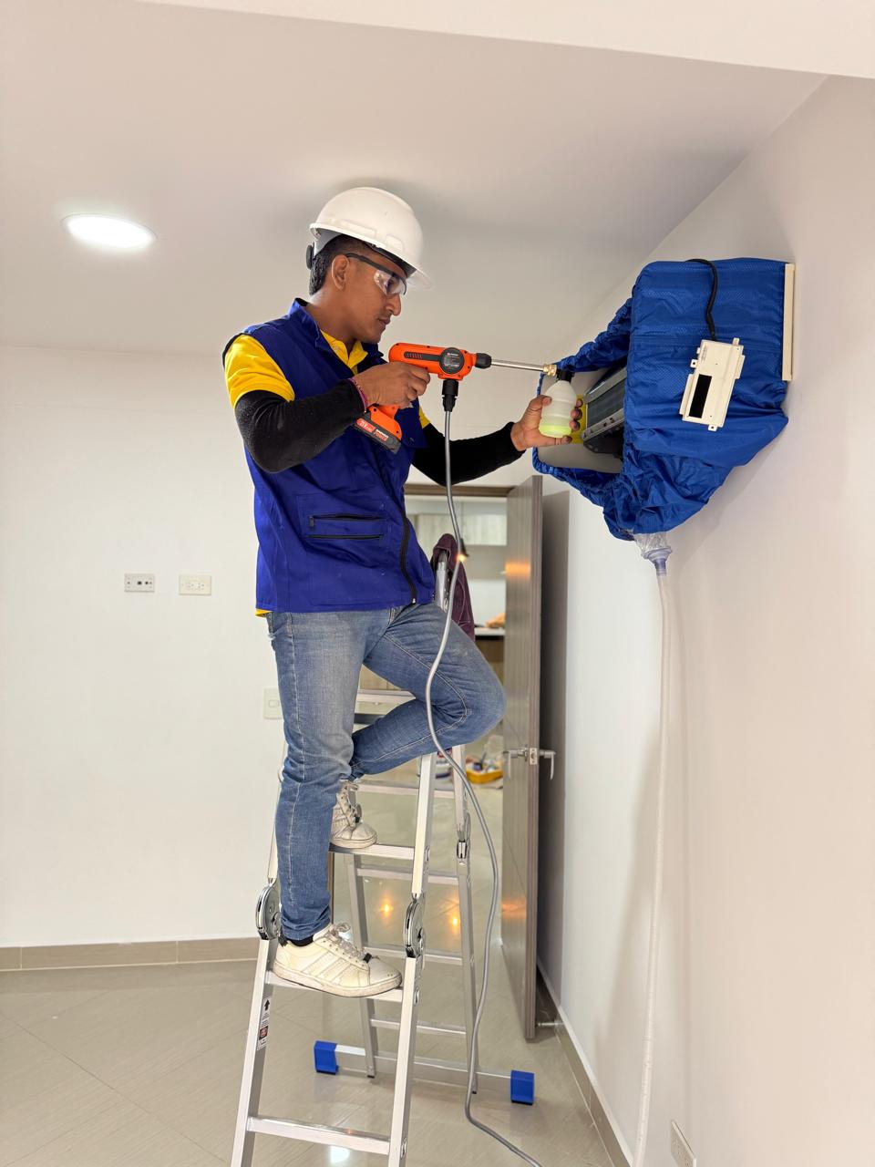 Mantenimiento preventivo de aire acondicionado tipo split realizado por Frío King